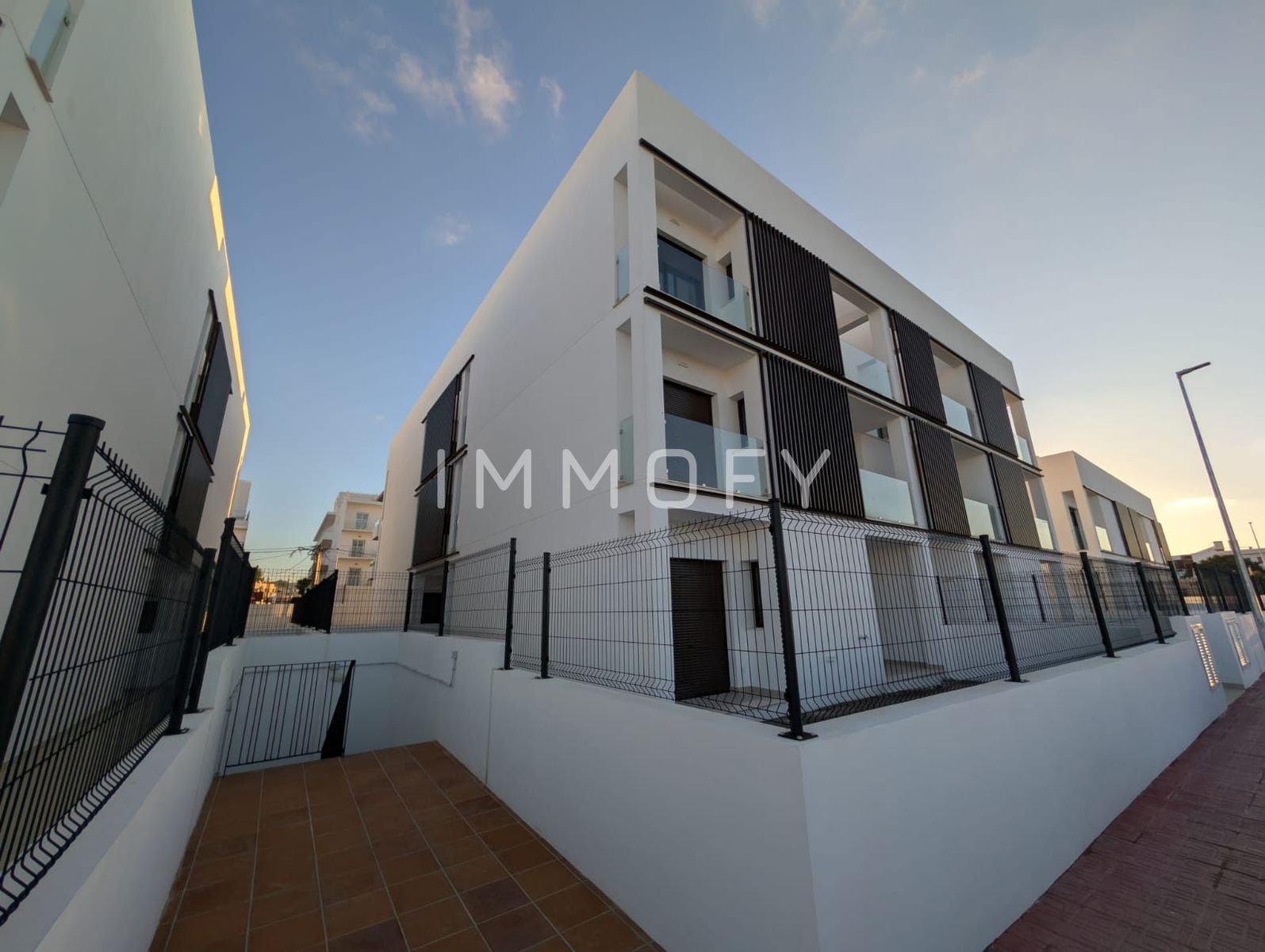 https://immofy-content-storage.s3.eu-west-3.amazonaws.com/large/12d19287-0dc0-4bb2-826a-0c5bbde03fda